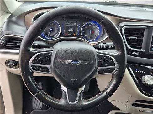 Used 2019 Chrysler Pacifica Touring-L FWD image 10