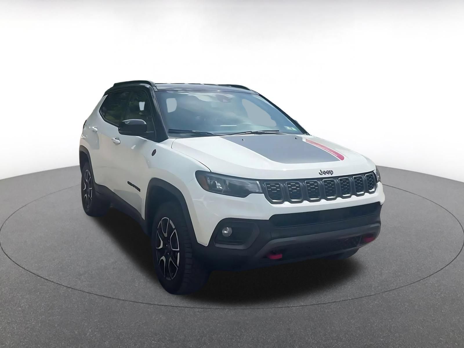 Used 2025 Jeep Compass Trailhawk AWD/4WD image 3