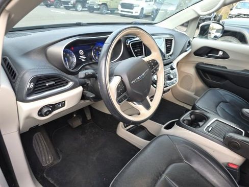 Used 2020 Chrysler Pacifica Limited w/ Tire & Wheel Group image 14