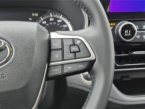 Certified 2024 Toyota Highlander XLE image 10