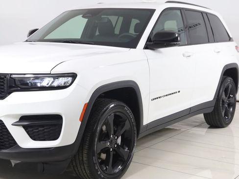 Used 2024 Jeep Grand Cherokee Altitude AWD/4WD image 50