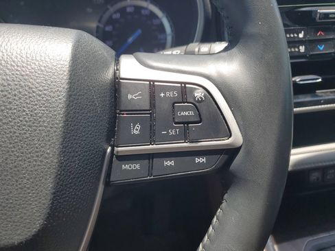 Used 2022 Toyota Highlander Platinum FWD image 22