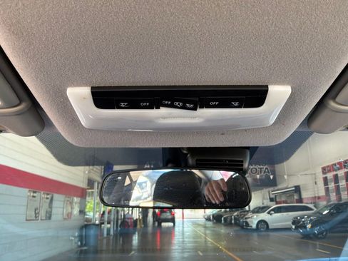 Used 2025 Nissan Versa SV FWD image 15