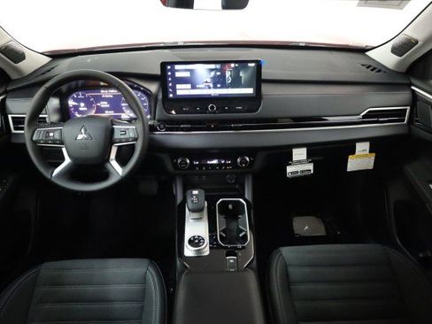 New 2025 Mitsubishi Outlander SE image 18