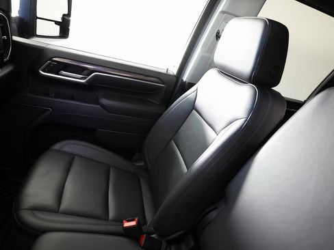 Used 2025 Chevrolet Silverado 3500 LTZ image 33