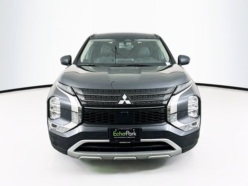 Used 2024 Mitsubishi Outlander SE image 2