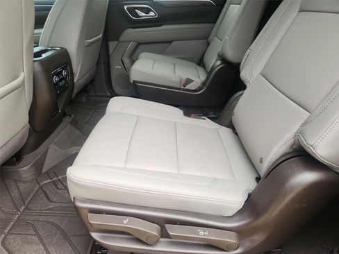 Used 2024 Chevrolet Suburban LT w/ LT Signature Plus Package RWD image 25