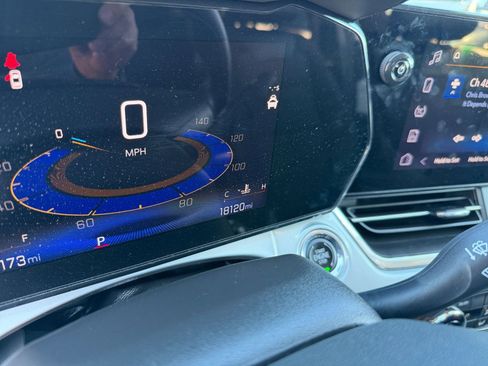 Used 2025 Chevrolet Trax LT image 38