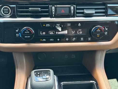Certified 2024 Nissan Pathfinder Platinum FWD image 22