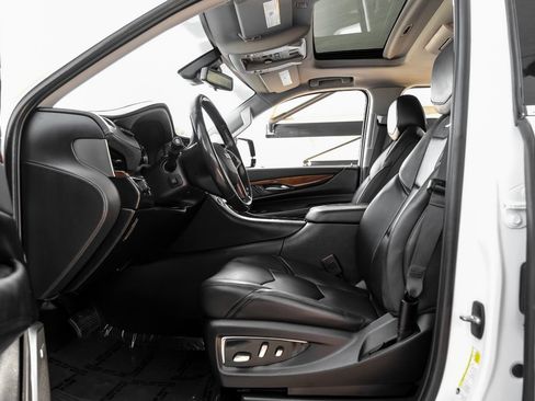 Used 2019 Cadillac Escalade ESV Premium Luxury RWD image 3