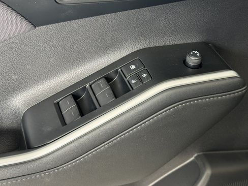 Used 2025 Toyota Highlander LE FWD image 13