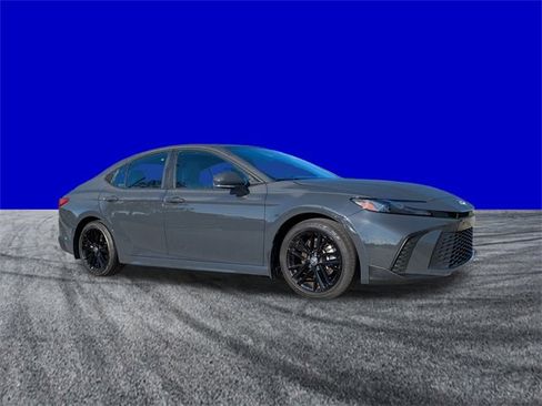 Used 2025 Toyota Camry SE image 2
