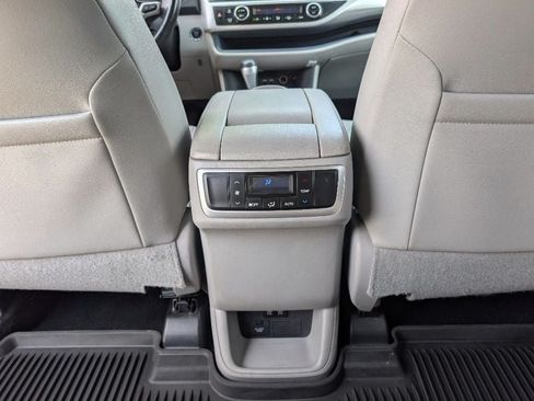 Used 2019 Toyota Highlander XLE AWD/4WD image 19