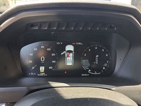 Used 2017 Volvo XC90 T5 Momentum w/ Vision Package FWD image 11