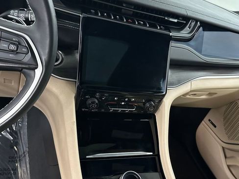 Used 2022 Jeep Grand Cherokee Limited 4xe w/ Luxury Tech Group II AWD/4WD image 18