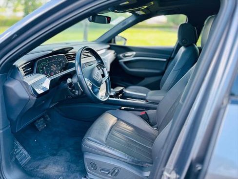 Used 2022 Audi e-tron Premium Plus w/ Premium Plus Package image 16