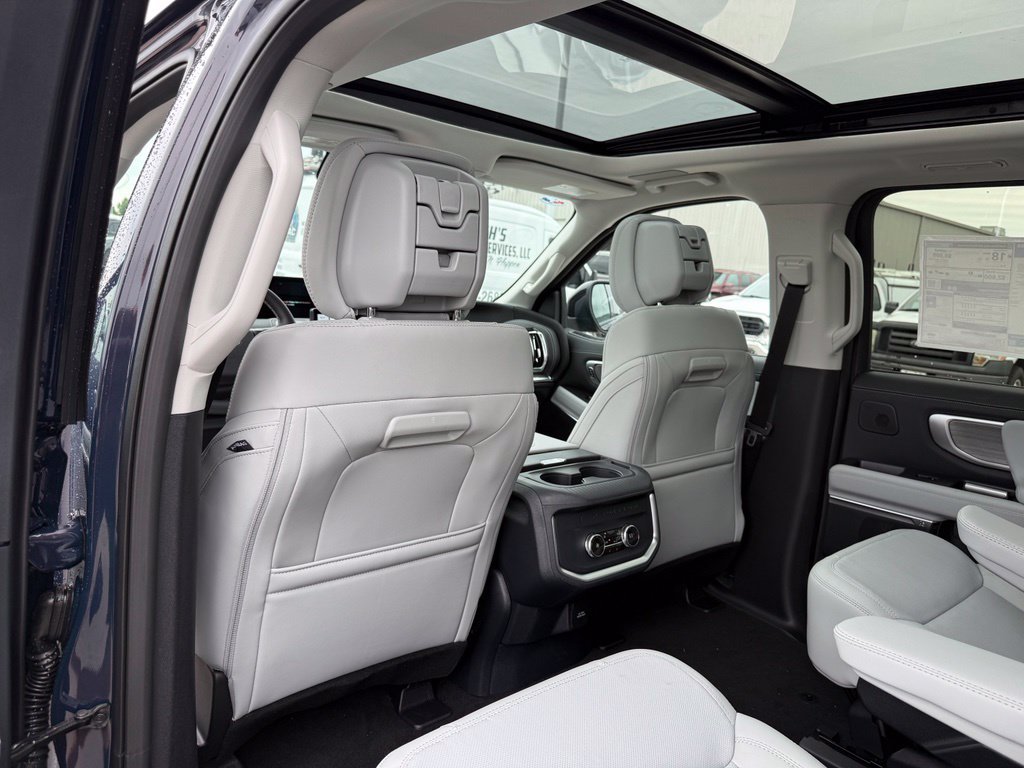 Used 2027 Ford Expedition Platinum RWD image 10