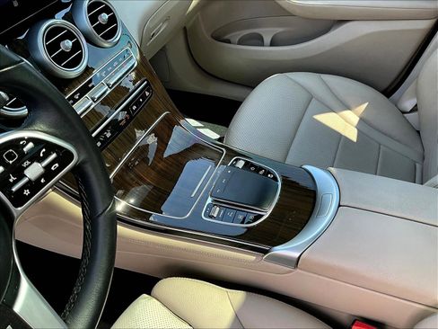 Used 2021 Mercedes-Benz GLC 300 4MATIC w/ Premium Package image 18
