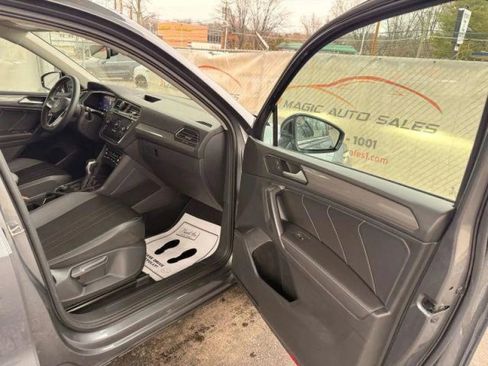 Used 2022 Volkswagen Tiguan SE w/ Panoramic Sunroof Package image 22
