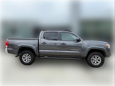 Used 2017 Toyota Tacoma SR5 w/ Tow Package RWD image 8
