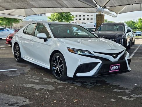 Used 2023 Toyota Camry SE image 3