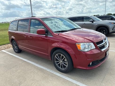 Used 2016 Dodge Grand Caravan SXT FWD image 1