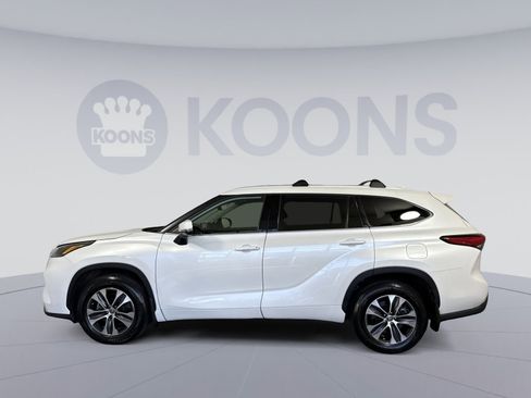 Used 2022 Toyota Highlander XLE AWD/4WD image 2
