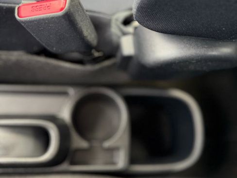 Used 2012 Toyota Yaris L image 30