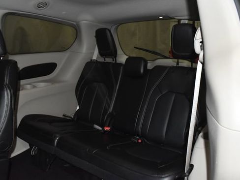 Certified 2024 Chrysler Pacifica Touring-L image 39