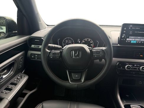 Used 2025 Honda Pilot TrailSport image 12
