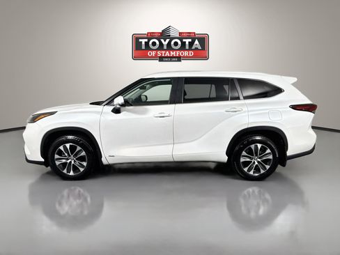 Certified 2026 Toyota Highlander XLE AWD/4WD image 4