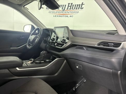 Used 2022 Toyota Highlander LE AWD/4WD image 29