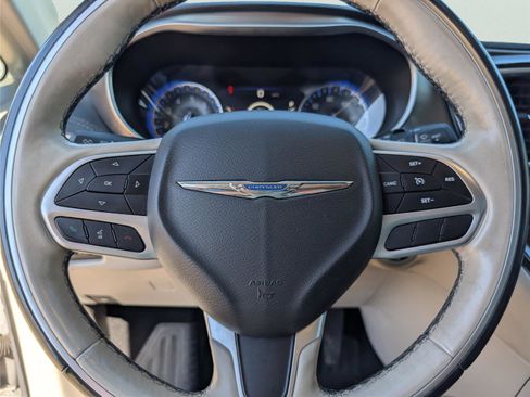 Used 2018 Chrysler Pacifica Limited image 24