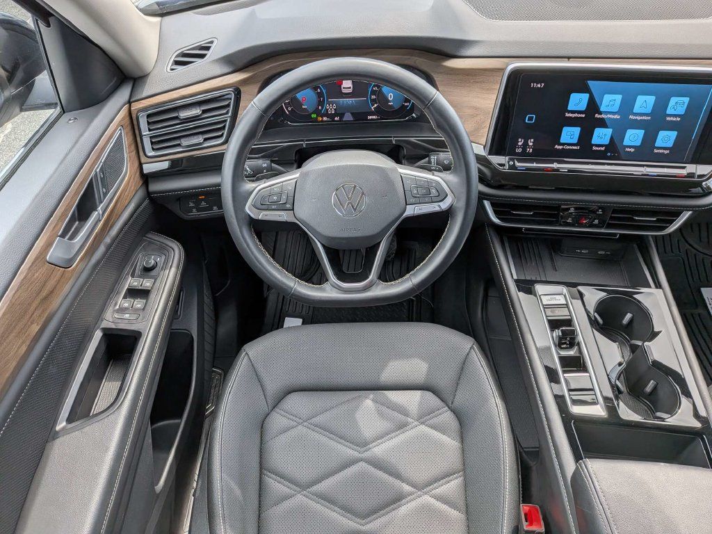 Used 2025 Volkswagen Atlas SE FWD image 16