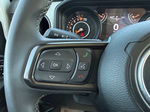 Used 2025 Jeep Gladiator Sport AWD/4WD image 16