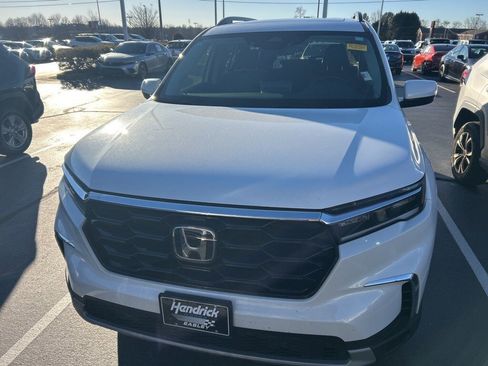 Used 2024 Honda Pilot Touring image 12