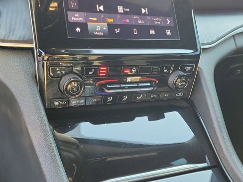 Used 2023 Jeep Grand Cherokee L Laredo image 27