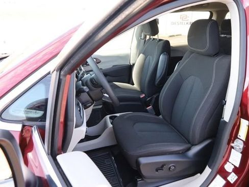 Used 2023 Chrysler Voyager LX image 9