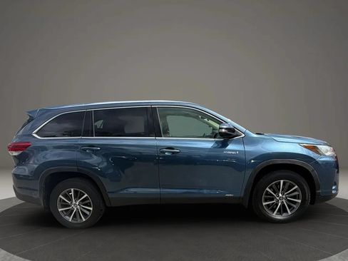 Used 2019 Toyota Highlander XLE AWD/4WD image 4