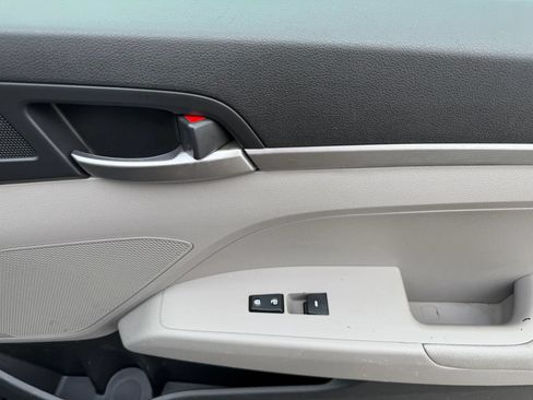 Used 2019 Hyundai Elantra SE FWD image 24