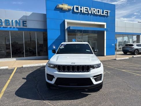 Used 2024 Jeep Grand Cherokee Laredo X w/ Luxury Tech Group I AWD/4WD image 2