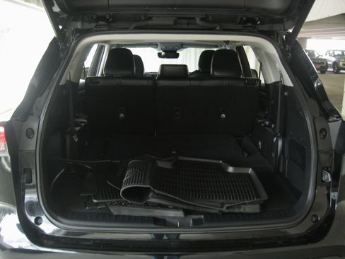 Used 2023 Toyota Highlander XLE image 24