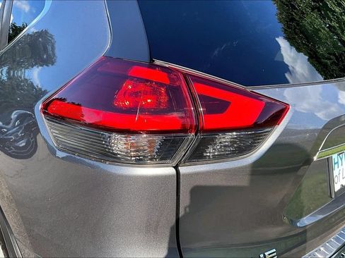 Used 2018 Nissan Rogue SV w/ Premium Package AWD/4WD image 31