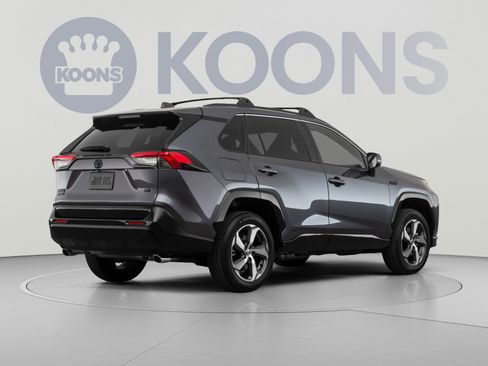 Used 2021 Toyota RAV4 SE w/ Weather & Moonroof Package AWD/4WD image 4