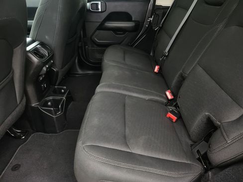 Used 2018 Jeep Wrangler Unlimited Sahara w/ Cold Weather Group AWD/4WD image 35