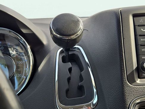 Used 2011 Chrysler Town & Country Touring-L image 23