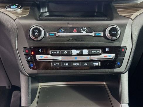 Used 2020 Ford Explorer Limited image 16