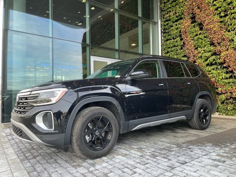 Used 2025 Volkswagen Atlas Peak Edition SE image 34