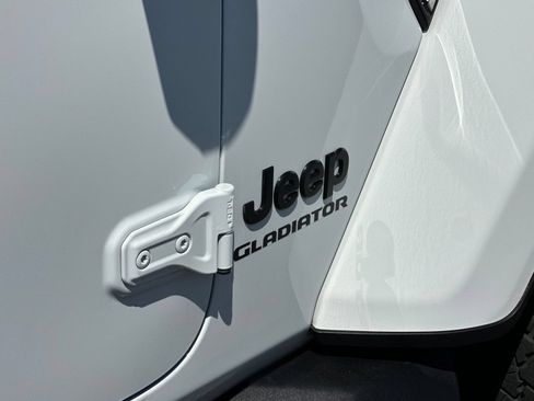 Used 2022 Jeep Gladiator Overland AWD/4WD image 25