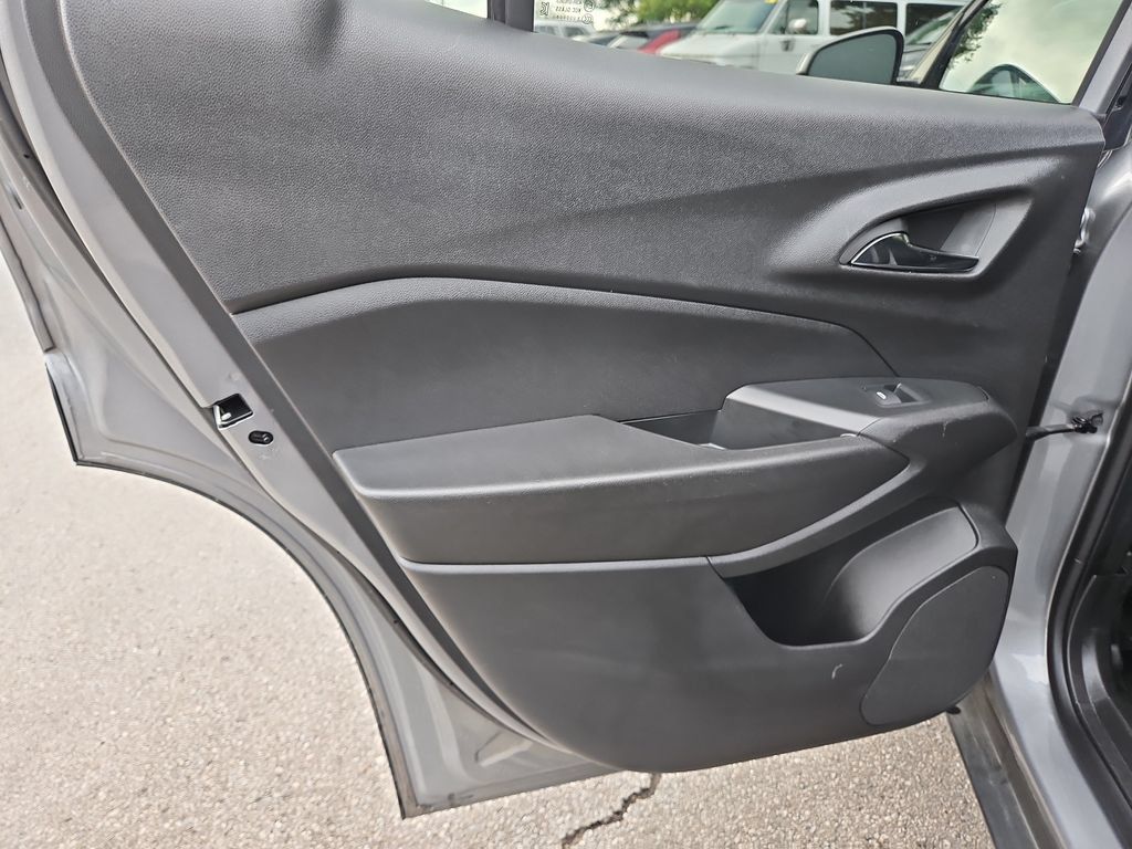 Used 2025 Chevrolet Trax LT FWD image 18